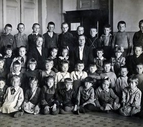 Школа 1946 год. История школьной формы в России. Школы в 1946 году в Астрахани. Полы в школе 1946 год.