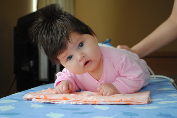 Как должен держать голову ребенок в 2 месяца лежа на животе фото
