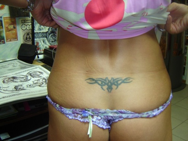 Трахает девушку с татуировкой на пояснице (35 фото)