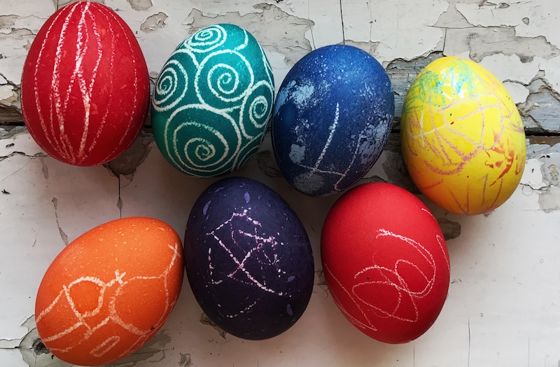 Можно красить яйца красками. Крашеные пасхальные яйца. Красим яйца на Пасху. Красим яйца восковыми мелками. Расписать яйца к Пасхе.