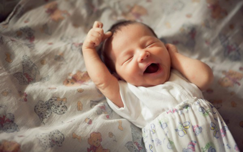 Ребенок 5 месяцев просыпается в 5 утра. Новорожденный улыбается. Дети смеются. Улыбка во сне. Новорожденный ребенок улыбается.