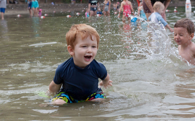Зеленый купаться. Ребенок плавает в водоеме. Дети купаются в реке. Купание в водоемах. Дети купаются в пруду.