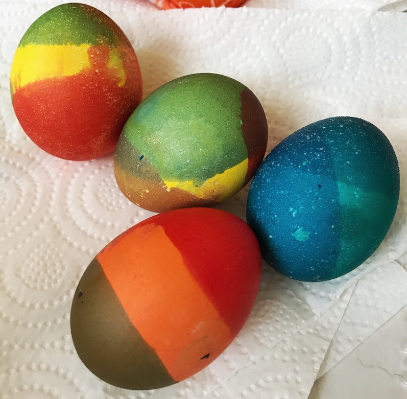 Чем покрасить яйца. Крашеные яйца. Крашеные яйца на Пасху. Краска для яиц на Пасху. Окрашивание яиц восковыми мелками.